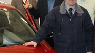 Fahrzeugübergabe (v.li.): Günter Strelitz, Lothar Vonderau (beide Vorstandsmitglied Förderverein der Ferdinand-Braun-Schule), Thorsten Krämer, Ulrich Scholz (Vorstandsmitglied der Kfz-Innung). (Foto: Innung)