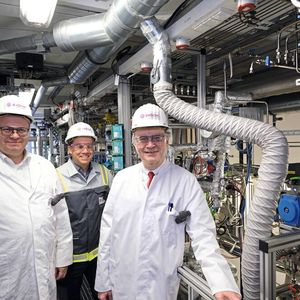 Mit dem Macbeth-Projekt will Evonik  seine Position als eines der führenden Unternehmen im Bereich der C4 Chemie weiter ausbauen. Von rechts nach links: Dr. Marc-Oliver Kristen, Dr. Frank Stenger, Prof. Dr. Robert Franke.