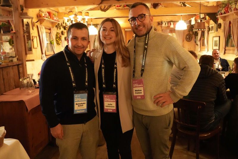 (v. l.) Benedykt Neher (NTT) mit Julia Köhlmann und Markus Prezioso (beide Exclusive Networks) (Bild: Exclusive Networks)