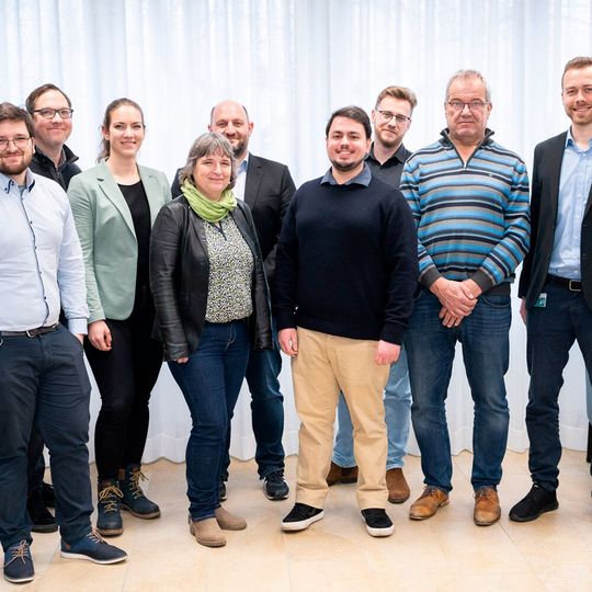 Elkasyn-Abschlusstreffen am Fraunhofer Umsicht in Oberhausen: Kevinjeorjios Pellumbi, Michael Prokein, Theresa Jaster (alle vom Fraunhofer Umsicht), Sabine Kareth (Ruhr-Universität Bochum), Heiko Lohmann (Fraunhofer Umsicht), Maximilian Schmidt (Universität Stuttgart), Marvin Dorn (Ruhr-Universität Bochum), Dr. Michael Gahr (Projektträger Jülich) und Stephan Heuser (Fraunhofer Umsicht). Elkasyn-Abschlusstreffen am Fraunhofer Umsicht in Oberhausen: Kevinjeorjios Pellumbi, Michael Prokein, Theresa Jaster (alle vom Fraunhofer Umsicht), Sabine Kareth (Ruhr-Universität Bochum), Heiko Lohmann (Fraunhofer Umsicht), Maximilian Schmidt (Universität Stuttgart), Marvin Dorn (Ruhr-Universität Bochum), Dr. Michael Gahr (Projektträger Jülich) und Stephan Heuser (Fraunhofer Umsicht).