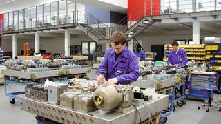 Sicherheit für Mensch und Produkt: Die Löschtechnik schützt die Mitarbeiter und die empfindlichen Bremssysteme vor Feuer.  (Bild: Knorr-Bremse)