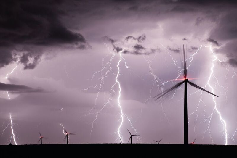 Eine dunkle Bedrohung – bei näherer Betrachtung der Studien und Zahlen kann man zum Schluss kommen, dass es aktuell nicht gut um die Windkraft in Deutschland bestellt ist.  (©Igor Kovalenko - stock.adobe.com)