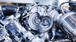 Im Entwicklungszentrum und im Fertigungswerk eines weltweit führenden Anbieters von innovativen Pkw- und Nutzfahrzeug-Abgasturboladern sorgt seit kurzem ein neues Bildverarbeitungssystem für eine vollautomatische 100%-Prüfung kompletter Turbolader-Baugruppen. (Bild: © YuryKo - stock.adobe.com)