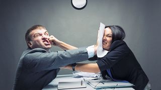 Schlechte Stimmung und Frust im Büro? So vermeiden Sie, dass die Situation eskaliert. (Bild: ©Nomad_Soul - stock.adobe.com)