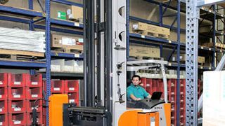 Mit den Man-down-Schmalgangstaplern der Baureihe GX zielt Stapler-Hersteller Still auf vielseitige Einsätze in Handel, Logistik und Produktionsbetrieben. Bild: Still (Archiv: Vogel Business Media)