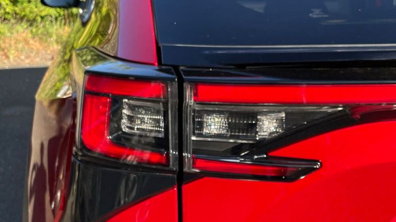 Dagegen sind die Leuchten – vorne wie hinten – recht modisch gestaltet. Und natürlich als LED ausgeführt. (Bild: Grimm – VCG)