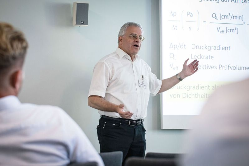 Steckverbinderkongress 2023 Tag 2: Kongress mit Trendthemen von PCF über DC-Steckverbinder, Hybridsteckverbinder, Qualifizierung, Single Pair Ethernet, Hands-on Workshops bis zu 3D-Druck und Konfektionierung. (Bild: Stefan Bausewein)