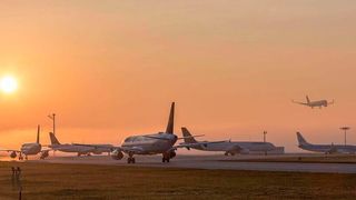 Die Forscher des Deutschen Zentrums für Luft- und Raumfahrt erwarten insbesodnere für den deutschen Luftverkehr einen deutlichen Einbruch. (Flughafen München)