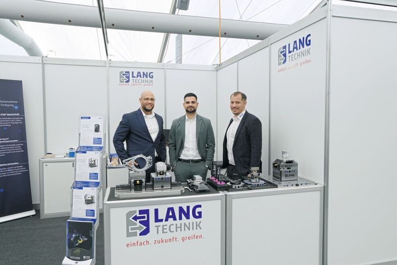 De g. à d. : Patrick Renggli, directeur commercial pour la Suisse, Tiago Patricio, commercial, et Ahmed Khelil, responsable commercial chez Lang Technik Schweiz AG. (Source : MSM)