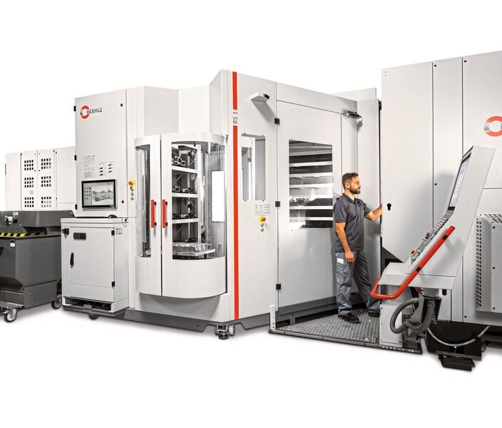 Robotersystem RS 1 - Optimaler Zugang zum Arbeitsraum des Bearbeitungszentrums für den Einrichtbetrieb, während der Roboter an der zweiten Maschine im Automatikbetrieb arbeitet. (Hermle)