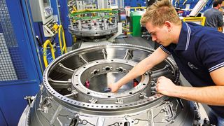 3D-Druck im Maßstab XXL: Das Turbinenzwischengehäuse eines GEnx-Triebwerks ist Demonstrationsbauteil des Projektpartners MTU Aero Engines für die hybrid-additive Fertigung durch Laserauftragschweißen (LMD) mit dem neuen Bearbeitungskopf. (Bild: MTU)