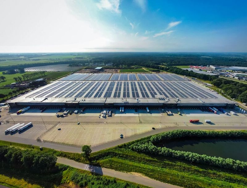 Blick auf die Photovoltaikanlage auf dem Dach des Arvato-Distributionszentrums im niederländischen Gennep.