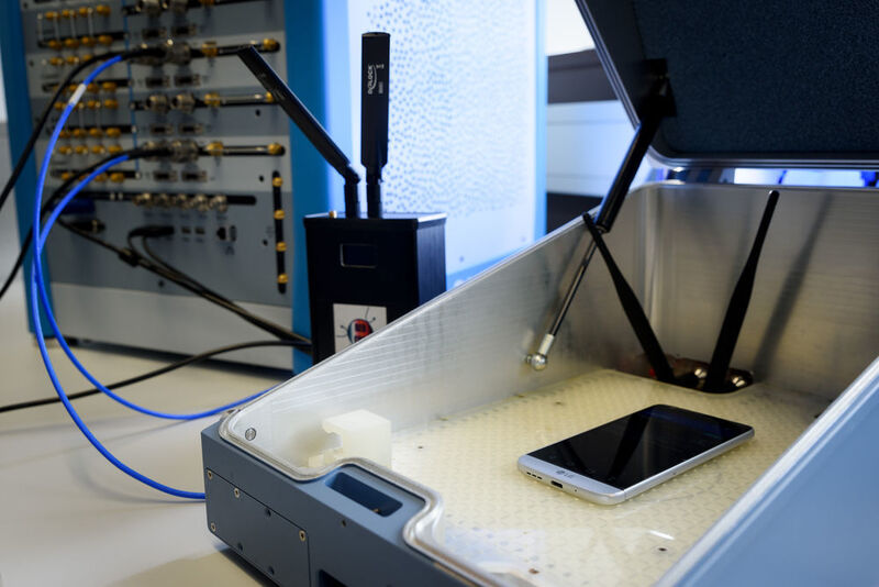 Shielding-Boxen funktionieren wie ein Faradayscher Käfig: Sie können Geräte vollständig von äußeren Signalen abschirmen. Das ermöglicht einen kontrollierten Testaufbau. (Roberto Schirdewahn)