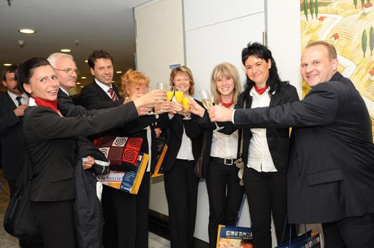 Die Mannschaft des Opel-Autohaues Winter in Bretnig-Hauswalde lässt die Korken knallen und freut sich über Platz 2 „PKW“. (Archiv: Vogel Business Media)