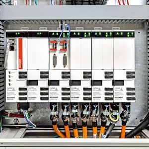 Das Mehrachs-Servosystem AX8000 bietet leistungsstarke Antriebstechnik bei vereinfachter Installation.(Bild:   Beckhoff)