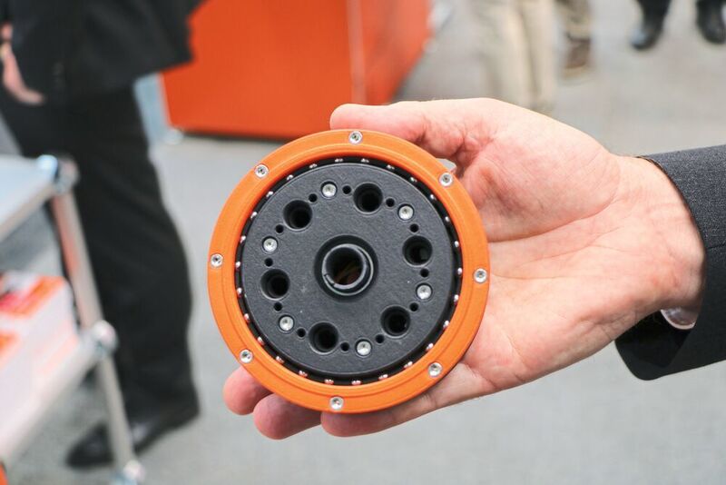 Im 6-Achs-Prototypen kommt das neue wellgetriebene Gelenk Rebel zum Einsatz. Ein bürstenloser Gleichstrommotor sowie Steuerungstechnik sind in das Gelenk integriert.  (Jan Vollmuth/konstruktionspraxis)