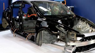 Die Unfallreparatur von Elektrofahrzeugen bringt viele Herausforderungen mit sich – technische und juristische. Die diesjährigen Würzburger Karosserie- und Schadenstage liefern Tipps. (Bild: Klasing)