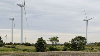 Weil der Trend auch beim Bau von Onshore-Windkraftanlagen zu größeren Rotorblättern weist, wird und muss der CFK-Werkstoffeinsatz eine größere Rolle spielen. (Isenburg)