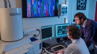 Blick hinter die Kulissen: So sieht es aus, wenn bei Constellium Materialtest durchgeführt werden. (Constellium)