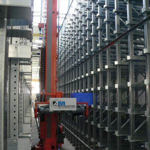 Bild 2: Ausschlaggebend für die Wahl des Regalbediengeräts war nicht nur das untere Anfahrmaß von weniger als 550 mm, sondern vor allem das geringe Zwischenmaß von nur 65 mm.