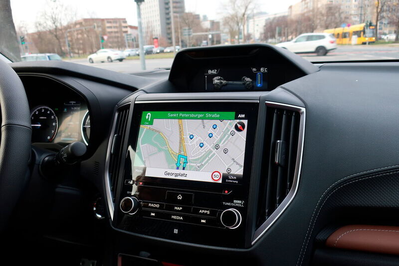 In der Mitte des Cockpits blickt der Fahrer auf einen Acht-Zoll-Touchscreen, über den sich das Soundsystem und in den höheren Ausstattungen das Navigationssystem steuern lassen.  (Simon/»kfz-betrieb«)