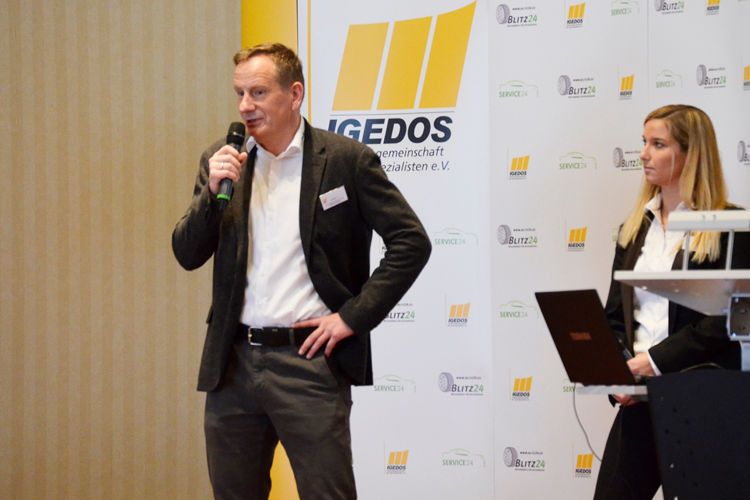 … die gemeinsam mit dem ehemaligen Opel-Händler Markus Hamacher den Igedos-Mitgliedern einen kompakten Überblick über die Leistungen des markenübergreifenden Fahrzeughandelskonzeptes gaben, das derzeit über 35.000 Autos im Angebot hat. (Bild: Rehberg / »kfz-betrieb«)