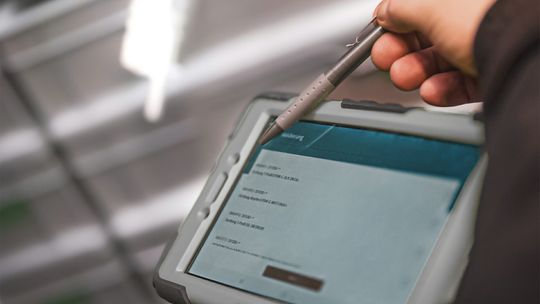 (Im Zusammenspiel mit Statcontrol Cloud lassen sich mit der Instore App neben der Vollinventur in der Filiale auch Zählungen für die Stichprobeninventur im Lager durchführen. (Bild: Remira))