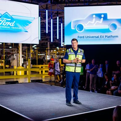 Ford-Chef Jim Farley kündigt neue E-Modelle an. (Bild: Ford)