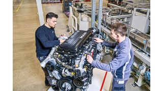 Der hocheffiziente neue 13-Liter-Dieselmotor MAN D30 soll die letzte Generation des Dieselmotors aus Nürnberg sein. Parallel dazu ist die Batteriefertigung am Standort Nürnberg angelaufen. (Bild: MAN)
