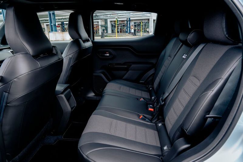 Der vergleichsweise üppige Radstand von 2,70 Meter bringt fünf Passagiere ziemlich luftig unter. (Bild: Toyota)