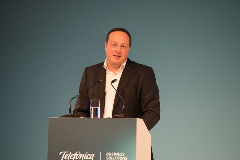 „Das Internet der Dinge wird in wenigen Jahren um ein vielfaches größer sein als das heutige Internet“, verdeutlicht Markus Haas, COO von Telefónica Deutschland, bei seiner Eröffnungsrede. (Bild: Christoph Reiss)