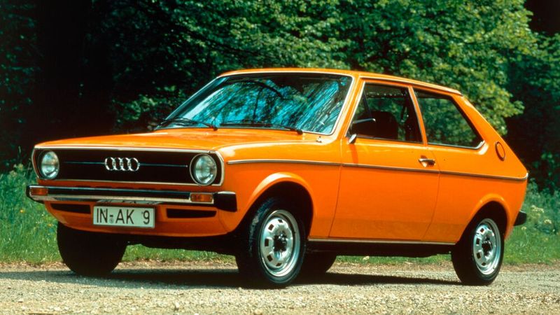 Aus marketingstrategischen Gründen nahm der VW-Konzern den Audi 50 im Juli 1978 nach nur vier Jahren und 180.828 produzierten Einheiten wieder aus seinem Modellprogramm. Ein geplantes Facelift, das den Audi 50 näher an den Audi 100 und den neuen Audi 80 rücken sollte, wurde nicht mehr realisiert, weil Audi im Volkswagen-Verbund die obere Mittel- und die Oberklasse bedienen sollte.  (Bild: Audi AG)