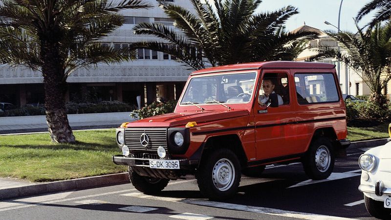 Standardmäßig war das G-Modell in den ersten Jahren mit dem OM 616, einem Vierzylinder-Dieselmotor mit 2,4 Litern Hubraum und 53 kW (72 PS), ausgestattet. Beliebteste Variante wurde der 300 GD mit dem aus der Pkw-Produktion bekannten 3-Liter-Fünfzylindermotor OM 617. Auf der Benzinerseite gab es die beiden Varianten 230 GE (Typ M 102, Vierzylinder mit 122 PS/125 PS) sowie den 280 GE (Typ M 110, Reihensechszylinder mit 150 PS/156 PS). (Bild: Mercedes-Benz)