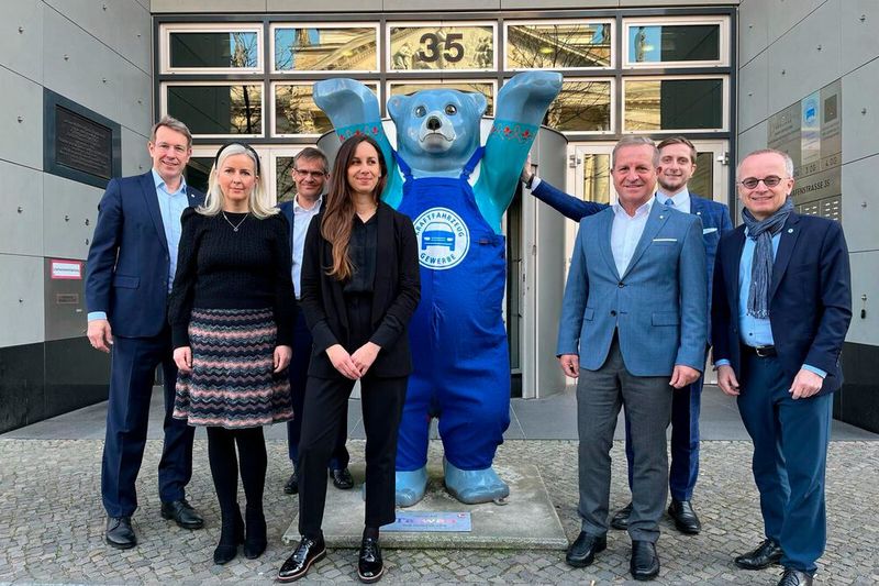 Das Berliner Büro freute sich auf die Eröffnung: (v. l.) Jürgen Hasler, Claudia Arndt, Hauptgeschäftsführer Dr. Kurt-Christian Scheel, Annina Louisa Brinkmann, Vizepräsident Thomas Peckruhn, Marcel Bürger und ZDK-Kämmerer Matthias Kenter. (Bild:  Kfz-Gewerbe)
