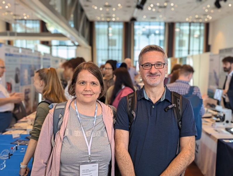 Besucherstimmen der LAB-SUPPLY Berlin 2026  Nadine Theofel und Stefan Scholtis, Landesinstitut für gerichtliche und soziale Medizin Berlin:  Theofel: „Ich schätze hier den persönlichen Kontakt und die Gespräche, die sich ergeben. Natürlich telefoniert man auch mal mit dem ein oder anderen Vertreter, aber hier geht man mehr ins Detail.“   Scholtis: „Wir sind von der Gerichtsmedizin und wollen uns die neuen Trends bei Laborgeräten und in der Chromatographie anschauen sowie Kontakte pflegen. Insofern ist die Messe, wo alle großen und kleinen Anbieter mal zusammenkommen, immer eine schöne Sache.“     Mehr Infos zu den kommenden LAB-SUPPLY-Messen finden Sie auf www.lab-supply.info (Bild: VCG – Lüttmann)