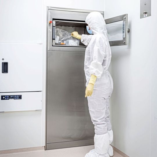 Die Materialschleuse verfügt über zwei Ebenen. Das Produkt kann im unteren Bereich erst entnommen werden, wenn die Klappe im oberen Bereich verschlossen ist.(Bild:  Becker Reinraumtechnik)