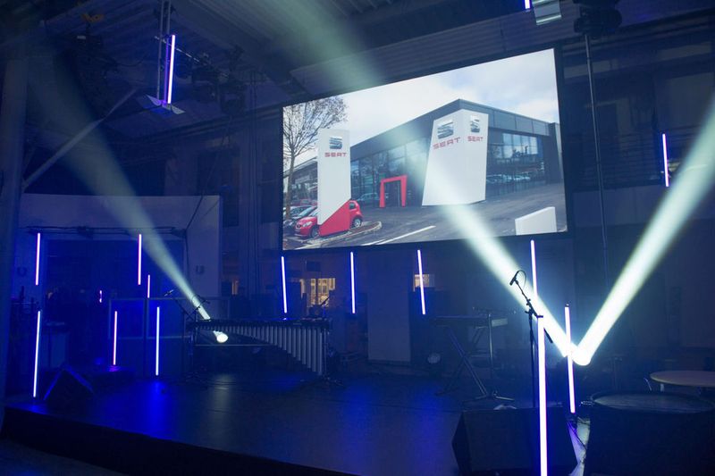 Bei Tageslicht erscheint der Seat-Showroom in der aktuellen CI des Fabrikats. (Schwaba / Christoph Fink)