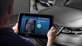 Diagnose der Zukunft: Texa stellte auf der Automechanika sein neues Axone Voice vor, das erste Diagnosegerät, das Anwender per Sprache steuern können. Ein weiteres Feature ist eine Gesichtserkennung. (Bild: Texa)