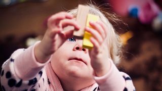 Spielzeuge wie etwa Bauklötze fördern das räumliche Denken und damit womöglich auch das spätere Verständnis für Mathematik.  (Jelleke Vanooteghem, unsplash)