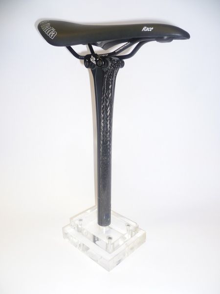 Das Institut für Textil- und Verfahrenstechnik der Deutschen Institute für Textil- und Faserforschung Denkendorf hat eine geflochtene Sattelstütze für Canyon entwickelt. Ziel war es, eine automatische, robotergeführte Flechttechnologie zu entwickeln, welche ohne Unterbrechung in der Lage ist, den Schlaufenkopf zur Aufnahme des Querbolzens für die Sattelbefestigung zu fertigen. (Bild: ITV Denkendorf)