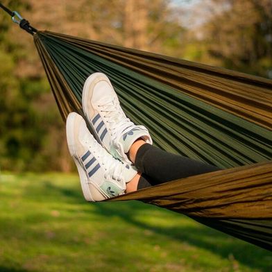 Hängen sogenannte Lifestyle-Teilzeitbeschäftigen wirklich vor allem faul in der Gegend herum, obwohl sie für die Teilzeit eigentlich respektable Gründe angeführt haben? Das vermutet jedenfalls ein Teil der CDU, der nun auch dagegen eingreifen will. Das stößt auf harsche Kritik ... (Bild: Die Chillingers)