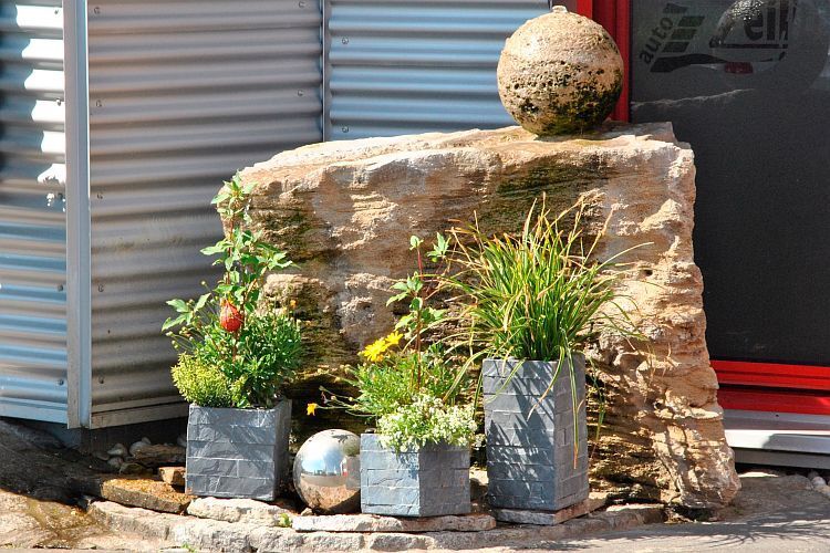 Der Brunnen am Eingang ist ein Zeichen für die Feng-Shui-gerechte Konzeption des Betriebs. (Foto: Kampfmann)