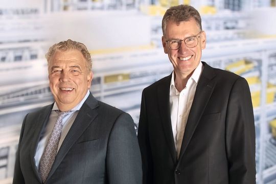 Mitte Oktober wurden Peter Edelmann (l.) zum neuen CEO und Olaf Hedden zum CFO des Intralogistik-Spezialisten SSI Schäfer berufen.(Bild:  SSI Schäfer)