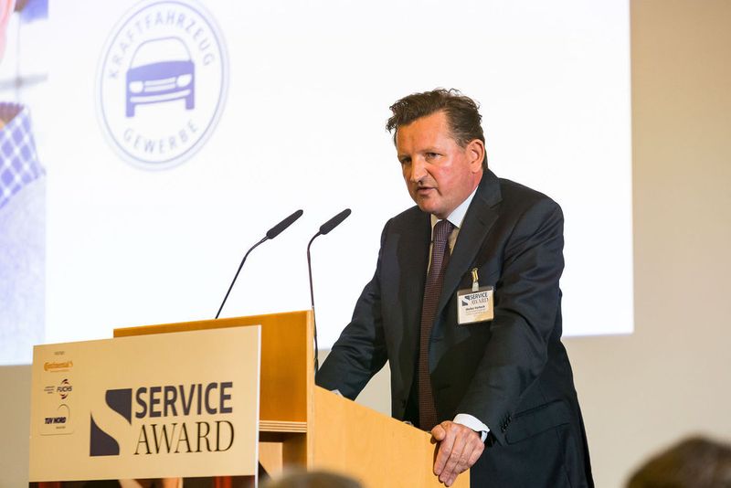 ZDK-Vorstand und Kfz-Unternehmer Stefan Vorbeck begrüßt die Teilnehmer mit den Worten: „Ohne uns ließe sich die Mobilität nicht sicherstellen.“ (Stefan Bausewein)