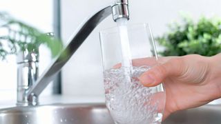 Abb. 1: Sauberes Trinkwasser: Die TOC-Analyse stellt sicher, dass keine Fremdstoffe von Rohren, Leitungen oder Behältern ins Wasser migrieren. (Bild: © eplisterra - stock.adobe.com)