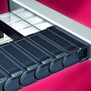 Dank der innovativen Deckelkonstruktion mit formschlüssiger Passung ist die neue Energieführungskette absolut dicht bis zum Anschluss.  Bilder: Kabelschlepp