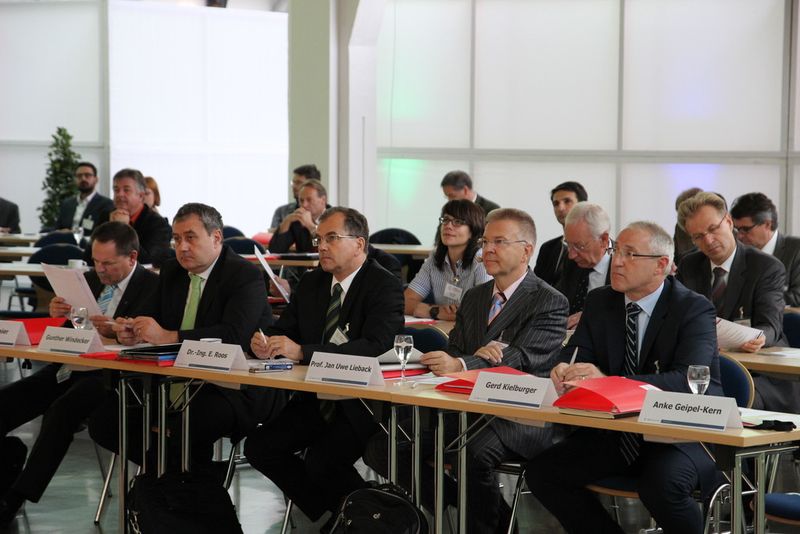 Referenten und Teilnehmer von Bayer, Infraserv, Clariant, Merck, Celanese, BASF u.v.a. tauschen sich zu Themen wie Energieeffizienz und Energiemanagement aus. (Stephan/Ernhofer/PROCESS)