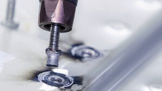 Der gezogene Stanzniet hinterlässt ein sauberes Loch, das rückseitige Material wird nicht verletzt. (Foto: Bausewein)