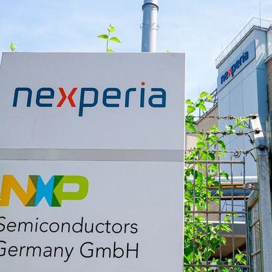 Nicht schon wieder! Ein eher ungewöhnlicher juristischer Schachzug hat der niederländischen Regierung die Kontrolle über den eigentlich chinesisch geleiteten Chiphersteller Nexperia beschert. Chinas Regierung konterte mit dem Lieferstopp von Nexperia-Halbleiterchips ... (Bild: Nexperia)