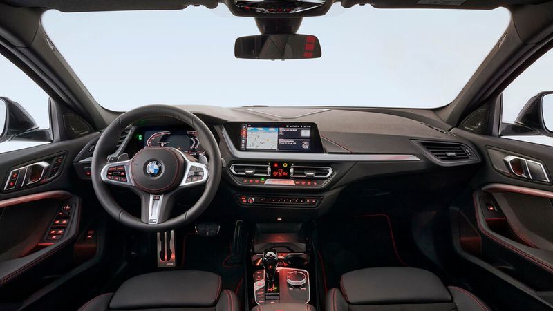 Der Innenraum wirkt sportlich. (Bild: BMW)